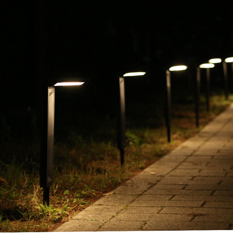 IP64 resistente al agua Luzes solares conectadas a tierra para jardín al aire libre Automáticamente encendidas y apagadas