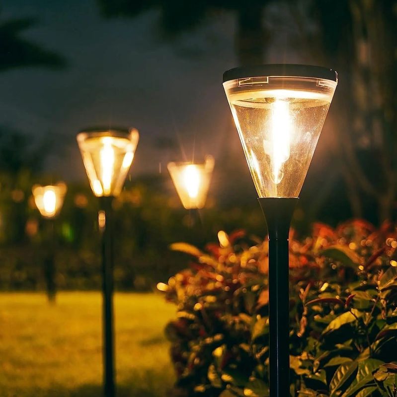 80 Ra Índice de reproducción de color Fuera Energía solar Blanco cálido 2 modos LED Lámparas de césped de jardín