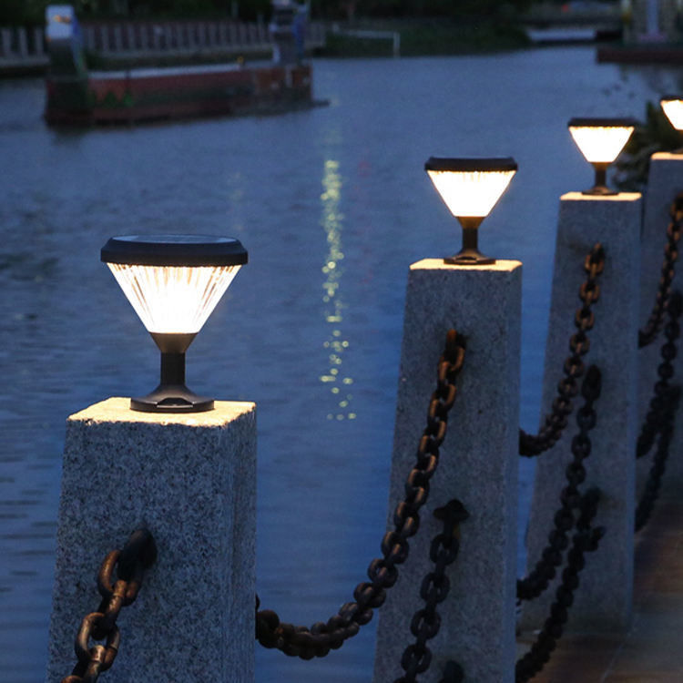 Materiales de aluminio PC Energía solar para cercas de postes de luz con lámparas para puertas de jardín 2-