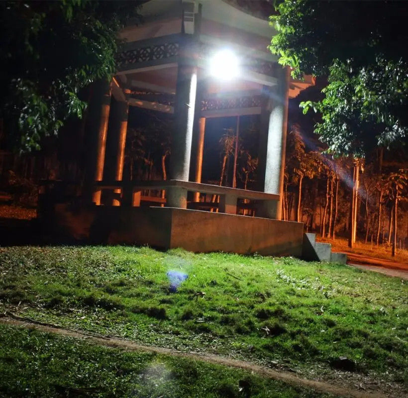 Luz de inundación solar con atenuación y modo de trabajo nocturno automático Fuente de luz LED de bahía alta