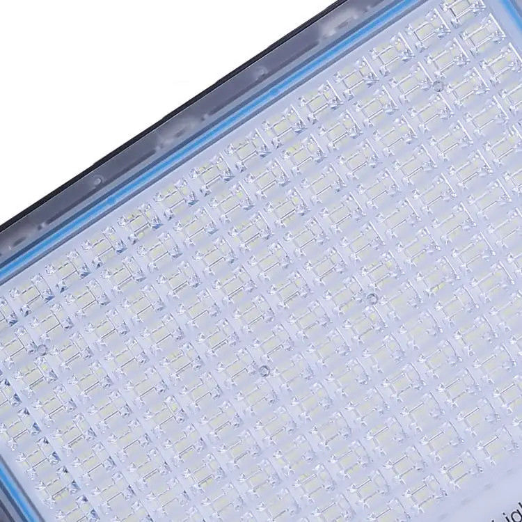 2- Cuerpo de lámpara de aluminio duradero Luz solar de inundación con alto brillo e IP65 resistente al agua