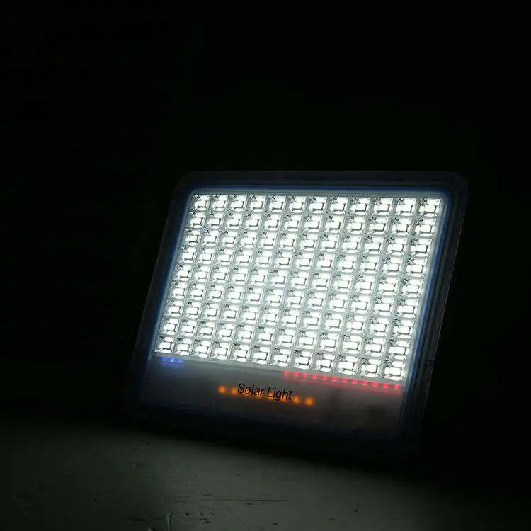 2- Cuerpo de lámpara de aluminio duradero Luz solar de inundación con alto brillo e IP65 resistente al agua