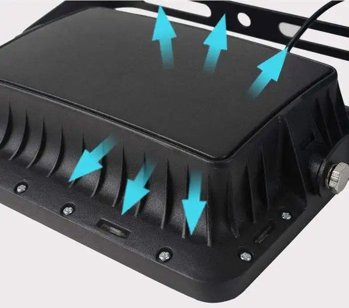 2- Cuerpo de lámpara de aluminio duradero Luz solar de inundación con alto brillo e IP65 resistente al agua